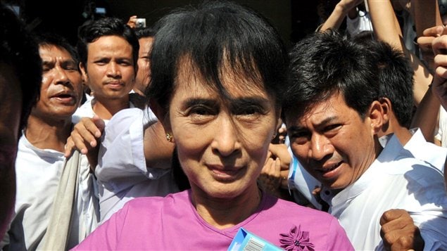 Aung San Suu Kyi quitte les locaux de son parti après la réunion du comité central.