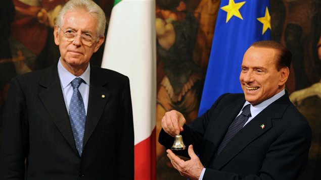 Le président du Conseil italien, Mario Monti, et son prédécesseur, Silvio Berlusconi.