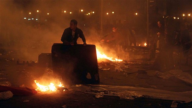 De nouveaux affrontements se sont déroulés entre les forces de l'ordre et les manifestants rassemblés au Caire, en Égypte, le 20 novembre 2011.