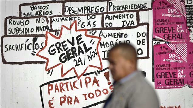 Graffitis appelant les Portugais à participer à la grève générale