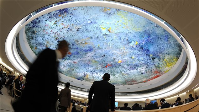 Des délégués prennent place sous le plafond peint par l'artiste espagnol Michel Barcelo au siège du Conseil des droits de l'homme, à Genève.