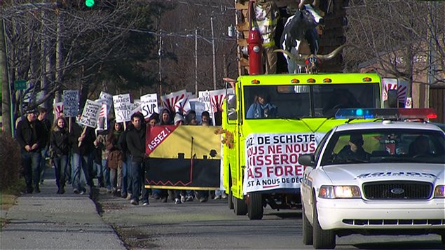 Des étudiants manifestent à Sherbrooke pour réclamer un moratoire sur l'exploration du gaz de schiste.