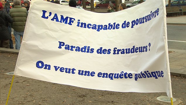 De petits actionnaires se disant floués manifestent devant les bureaux de l'Autorité des marchés financiers.