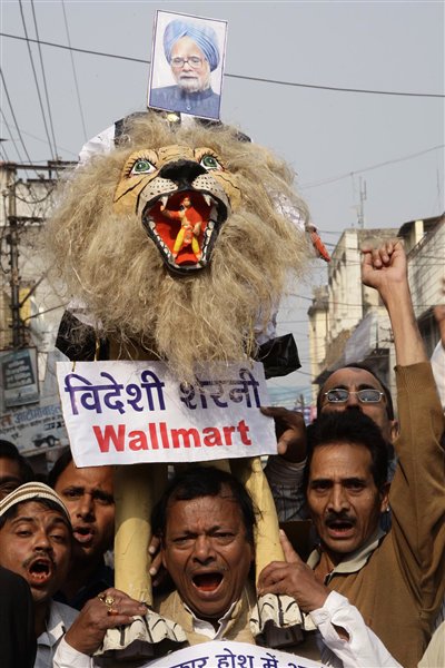 Des commerçants indiens manifestent à Allahabad contre les investissements étrangers directs (Foreign Direct Investment) dans le commerce de détail multimarques, le 1er décembre 2011