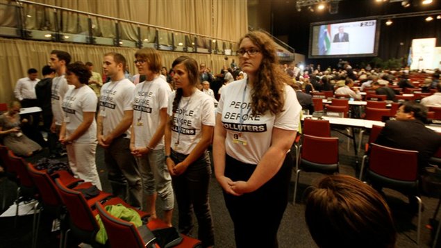 Des membres de la Délégation de la jeunesse canadienne ont manifesté pendant le discours du ministre canadien de l'Environnement, Peter Kent, à Durban.
