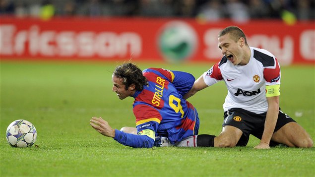 Marco Streller, du FC Bâle et Nemanja Vidic, de Manchester United