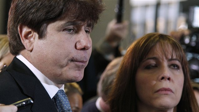 L'ex-gouverneur de l'Illinois Rob Blagojevich, accompagné de sa femme, s'adresse aux journalistes après avoir été condamné à 14 ans de prison, à Chicago.