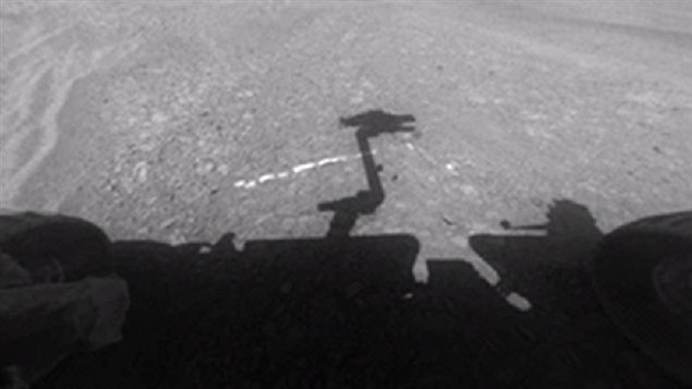 Le dépôt dans l'ombre de l'une des caméras d'Opportunity.