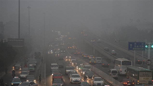 Un épais smog à Hefei, dans la province Anhui de l'est de la Chine (29 novembre 2011)
