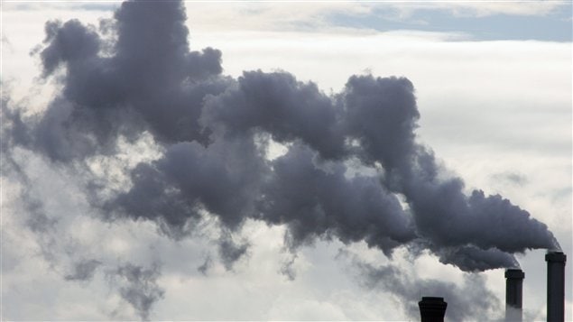 Cheminées recrachant des nuages de fumée.