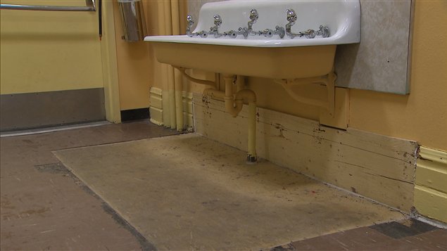 Les matériaux contaminés laissent croire que la moisissure vient d'ancien dégats d'eau.
