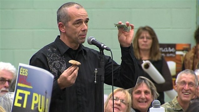 Serge Fortier, un opposant aux gaz de schistes, propose aux membres du comité de manger un champignon contre de l’argent, sans leur dire s’il est vénéneux ou comestible.