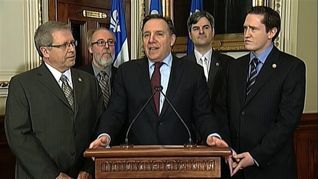 Le chef de la CAQ, François Legault, entouré des députés (de gauche à droite) Daniel Ratthé, Marc Picard, Éric Caire et Benoît Charette.