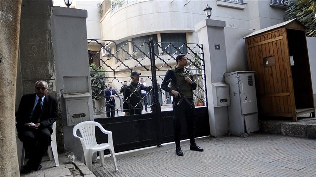 Des soldats égyptiens montent la garde devant une ONG américaine, le US National Democratic Institute, dans le centre-ville du Caire.