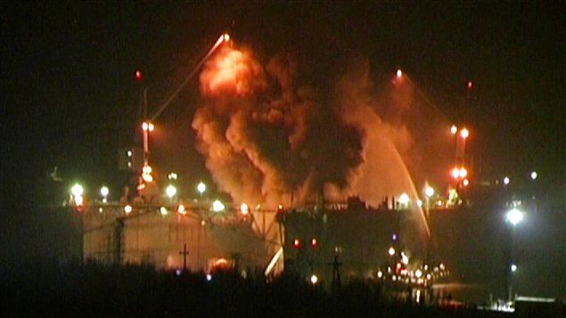 Les pompiers luttant contre l'incendie du sous-marin à Rosliakovo, un chantier naval militaire qui dépend du port de Sveromorsk.