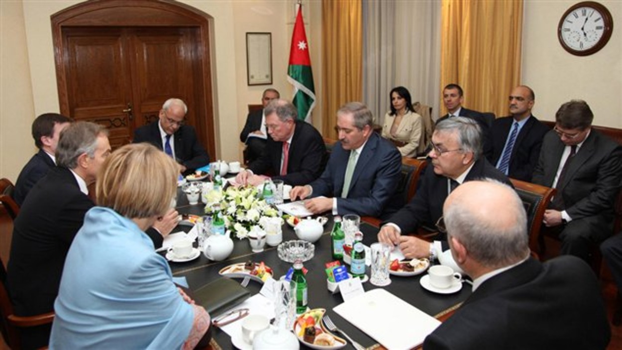 Palestiniens et Israéliens se retrouvent à la même table, sans parler ...