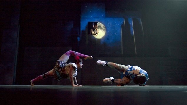Des contorsionnistes du Cirque Eloize dans un numéro du spectacle « iD »