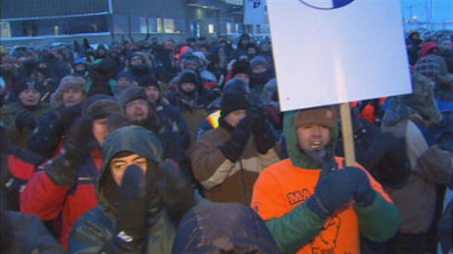 Des travailleurs de l'aluminerie Alma manifestent devant les bureaux de la division Énergie électrique de RTA