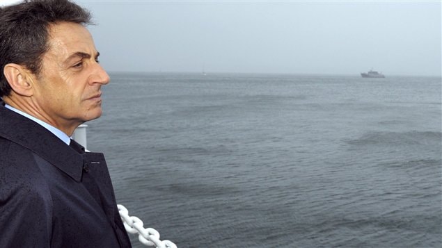 Nicolas Sarkozy regarde la mer.