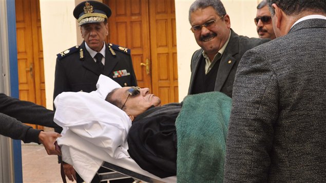 Mercredi, Hosni Moubarak a une nouvelle fois comparu allongé sur une civière, après être arrivé au tribunal en hélicoptère puis en ambulance.