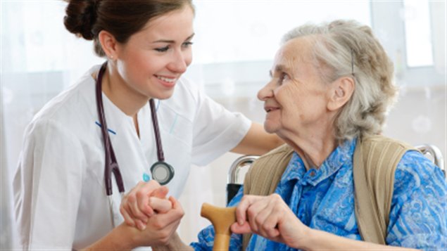 Une personne âgée accompagnée d'une infirmière