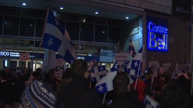 Manifestation devant le Centre Bell