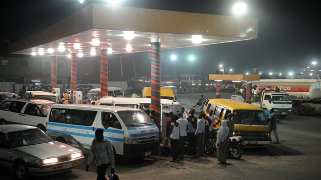 Les Nigérians se bousculent aux stations de service à la veille de la grève générale illimitée annoncée par les principaux syndicats du pays pour protester contre la supression des subventions sur les prix du carburant. 