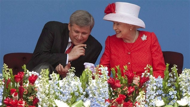 Le premier ministre Stephen Harper et la reine Élisabeth II lors de la fête du Canada, le 1er juillet 2010, à Ottawa.