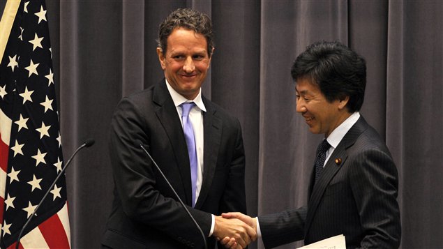 Le secrétaire américain au Trésor, Timothy Geithner (à gauche), en compagnie du ministre nippon des Finances, Jun Azumi.