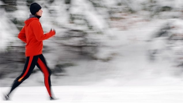 Un joggeur l'hiver