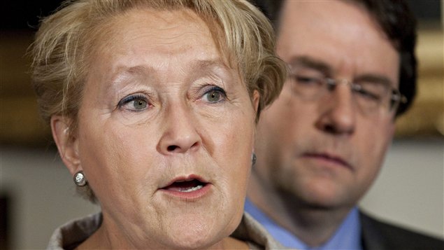 La chef péquiste Pauline Marois. En arrière-plan, le député Bernard Drainville.