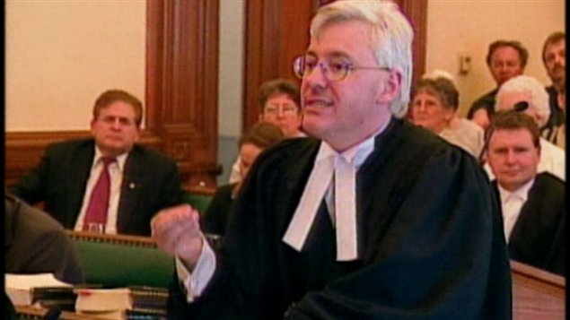 Ronald Caza, défendant la cause de l'Hôpital Montfort.