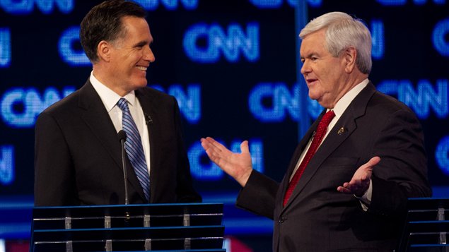 Un échange entre Mitt Romney et Newt Gingrich au cours du débat de jeudi, à Charleston.