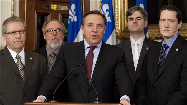 François Legault (au centre) et (à partir de la gauche) Daniel Ratthé, Marc Picard, Éric Caire et Benoit Charrette.