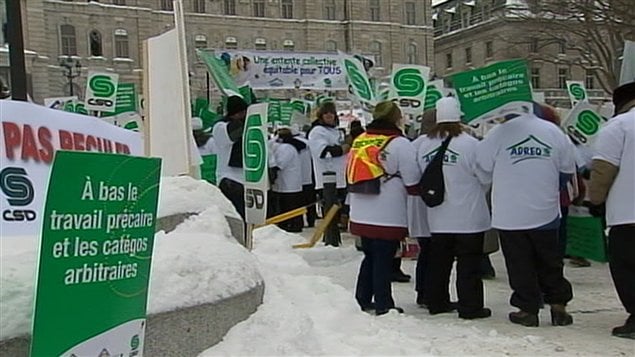 Des familles d'accueil manifestent à Québec.