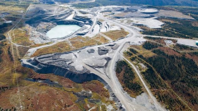 La vue aérienne d'une mine à Faro au Yukon