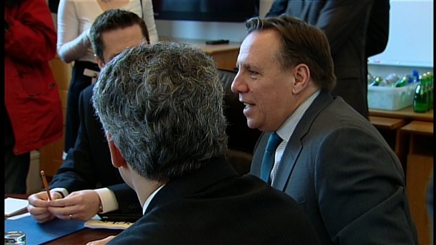 François Legault s'adressant à ses députés.