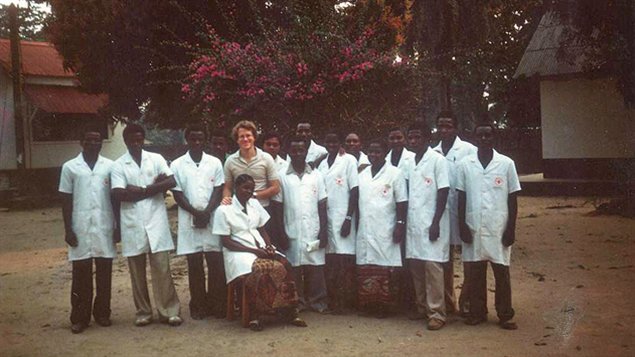 En 1986, le Dr Jacques Pépin accompagné des infirmières de l'hôpital de Nioki au Zaïre (actuelle République démocratique du Congo).