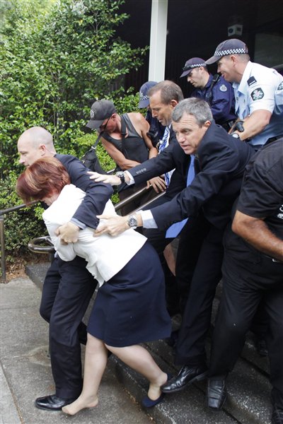 La première ministre Gillard a été évacuée dans un climat de panique.