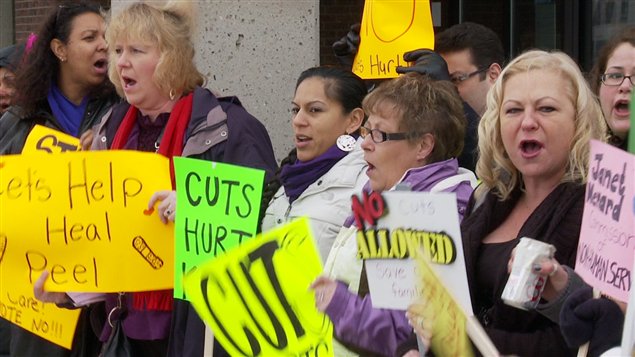 Des parents ont manifesté devant le conseil régional