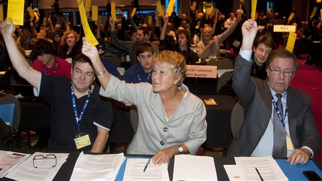Pauline Marois et d'autres délégués péquistes lors de l'assemblée plénière dimanche.