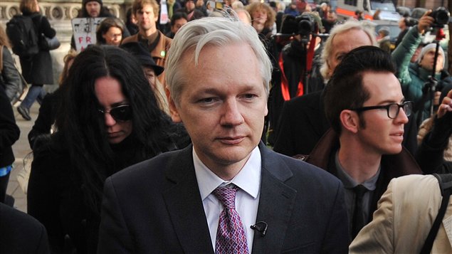 Le fondateur de WikiLeaks Julian Assange à la sortie de la Haute Cour de justice de Londres en décembre 2011. 