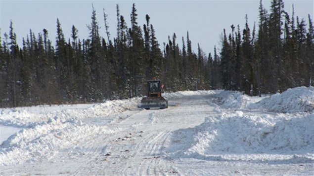 Les travaux pour préparer la route de glace