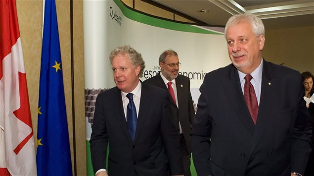 Le premier ministre du Québec, Jean Charest, et le négociateur en chef pour le Québec de l'AECG, Pierre Marc Johnson