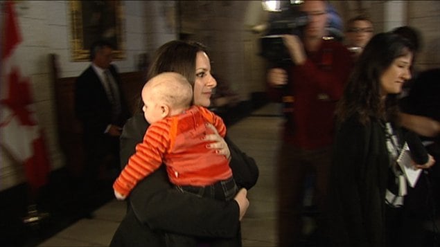 La députée Sana Hassainia et son enfant