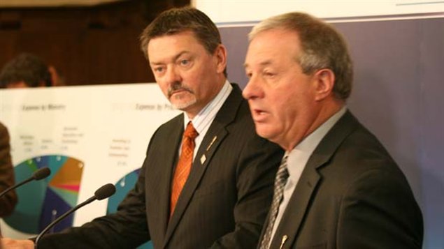 Le président du Conseil du Trésor de l'Alberta, Doug Horner, et le ministre des Finances, Ron Liepert, lors d'une conférence de presse sur le budget provincial 2012-2013 présenté jeudi.