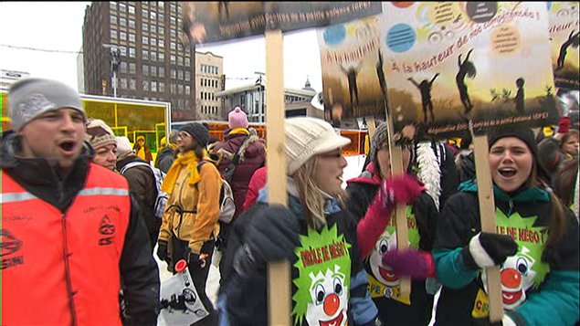 Des éducatrices manifestent à Montréal.