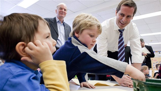 Le premier ministre Dalton McGuinty visitait la classe de Mme Poirier à l'école Victor Lauriston à Chatham le 12 janvier 2010, pour annoncer la maternelle à plein dans certaines écoles