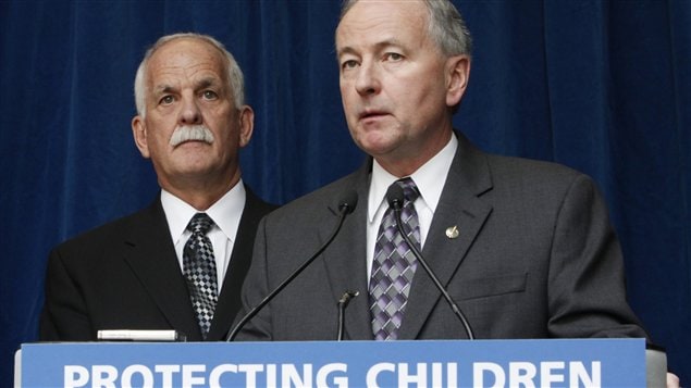 Les ministre Rob Nicholson et Vic Toews présentent de loi C-30 sur la protection des enfants contre les cyberprédateurs, lors d'une conférence de presse à Toronto.