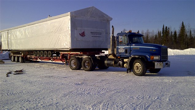 Un convoi avec une maison modulaire sur la route de glace vers Attawapiskat